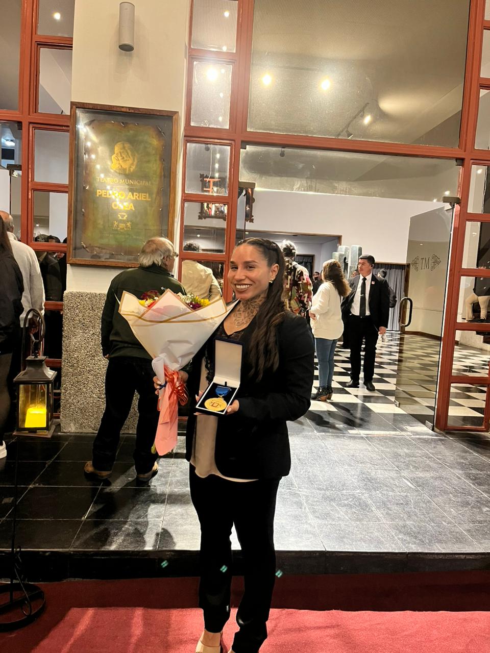 Yassmin Arias recibiendo la Medalla al Mérito de la Municipalidad de Arica